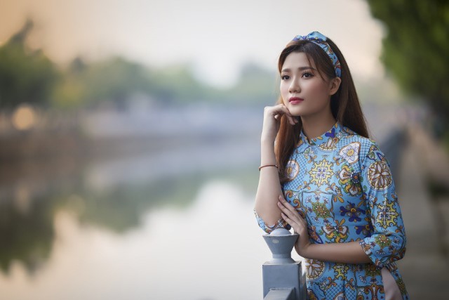 青いアオザイを着たベトナム人女性